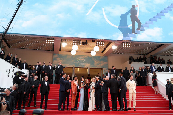 Pierre Lescure, Joseph Kosinski, Lewis Pullman, Jerry Bruckheimer, Greg Tarzan Davis, Thierry Frémaux, Miles Teller, Tom Cruise, Jennifer Connelly, Glen Powell, Jon Hamm, Jay Ellis - Montée des marches du film " Top Gun : Maverick " lors du 75ème Festival International du Film de Cannes. Le 18 mai 2022 © Cyril Moreau / Bestimage 