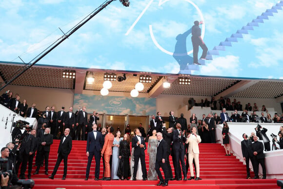 Pierre Lescure, Joseph Kosinski, Lewis Pullman, Jerry Bruckheimer, Greg Tarzan Davis, Thierry Frémaux, Miles Teller, Tom Cruise, Jennifer Connelly, Glen Powell, Jon Hamm, Jay Ellis - Montée des marches du film " Top Gun : Maverick " lors du 75ème Festival International du Film de Cannes. Le 18 mai 2022 © Cyril Moreau / Bestimage 