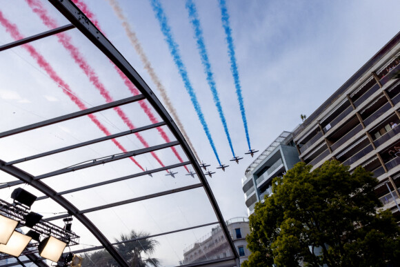 Illustration de la Patrouille de France lors de la montée des marches du film "Top Gun : Maverick" lors du 75ème Festival International du Film de Cannes. Le 18 mai 2022 © Unique Agency / Bestimage 