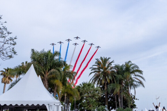 Illustration de la Patrouille de France lors de la montée des marches du film "Top Gun : Maverick" lors du 75ème Festival International du Film de Cannes. Le 18 mai 2022 © Unique Agency / Bestimage 