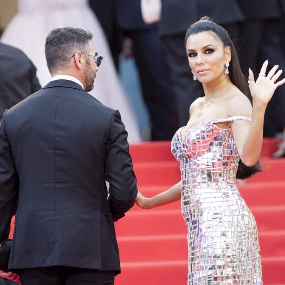 José Antonio Baston et sa femme Eva Longoria qui porte une robe Cristina Ottaviano - Montée des marches du film " Top Gun : Maverick " lors du 75ème Festival International du Film de Cannes