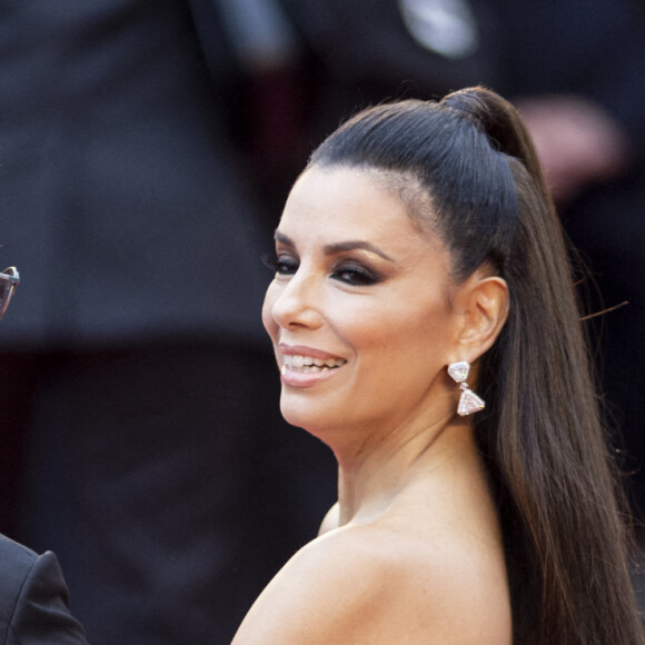 José Antonio Baston et sa femme Eva Longoria qui porte une robe Cristina Ottaviano - Montée des marches du film " Top Gun : Maverick " lors du 75ème Festival International du Film de Cannes. Le 18 mai 2022