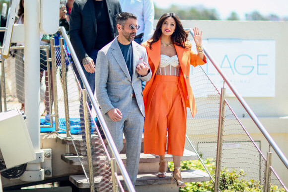 Eva Longoria et son mari Jose Antonio Baston arrivent à la plage du Martinez lors du 75ème Festival International du Film de Cannes, France, le 17 mai 2022