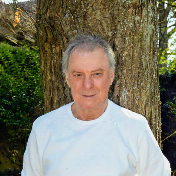 Exclusif - Le chanteur Herbert Léonard chez lui à Barbizon après une longue convalescence suite à son embolie pulmonaire. © Patrick Carpentier / Bestimage