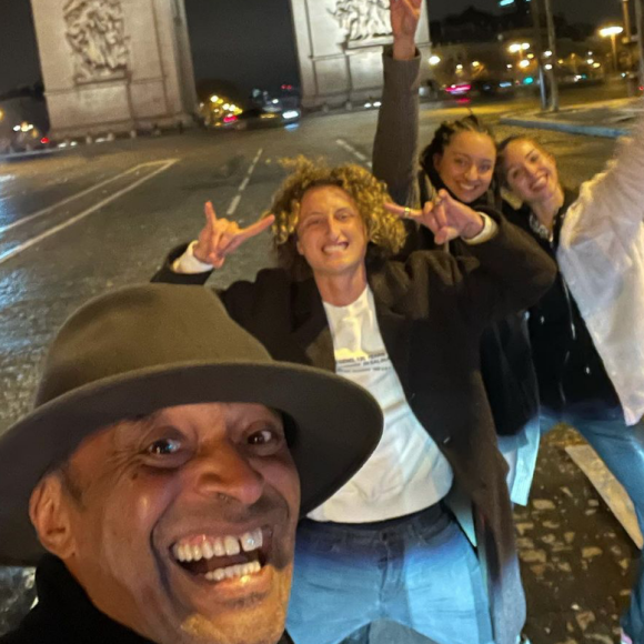 Yannick Noah et ses enfants Joalukas, Eleejah et Jenaye immortalisent une soirée en famille sur l'Avenue des Champs-Élysées, à Paris.
