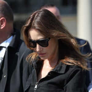 Carla Bruni-Sarkozy - Obsèques de la chanteuse Régine au Crematorium du cimetière du Père-Lachaise à Paris. Le 9 mai 2022 © Jacovides-Moreau / Bestimage 