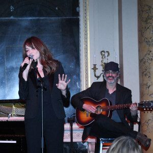 Carla Bruni-Sarkozy - Dîner des "Femmes Culottées" Etam au Musée de la Monnaie à Paris le 22 mars 2022. © Rachid Bellak/Bestimage 