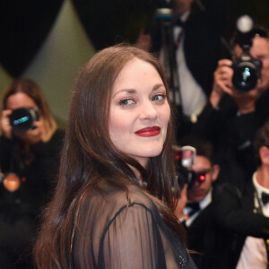 Marion Cotillard - Montée des marches du film " Frère et Soeur " lors du 75ème Festival International du Film de Cannes. © Giancarlo Gorassini / Bestimage 