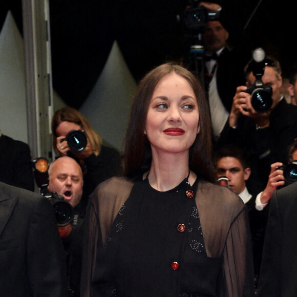 Patrick Timsit, Marion Cotillard, Arnaud Desplechin - Montée des marches du film " Frère et Soeur " lors du 75ème Festival International du Film de Cannes. Le 20 mai 2022 © Giancarlo Gorassini / Bestimage 
