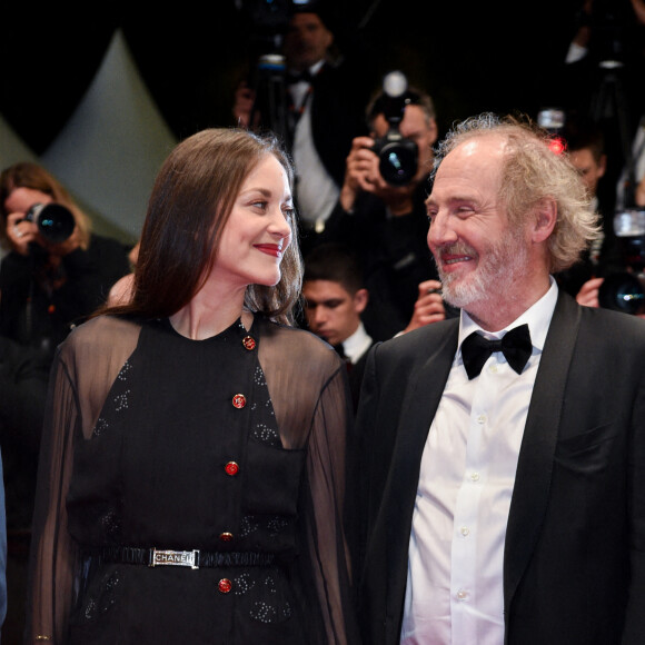 Marion Cotillard, Arnaud Desplechin - Montée des marches du film " Frère et Soeur " lors du 75ème Festival International du Film de Cannes. Le 20 mai 2022 © Giancarlo Gorassini / Bestimage 