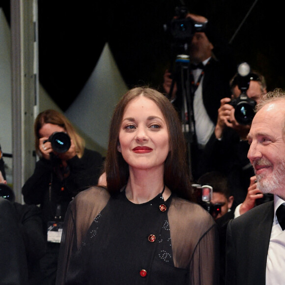 Marion Cotillard, Arnaud Desplechin - Montée des marches du film " Frère et Soeur " lors du 75ème Festival International du Film de Cannes. Le 20 mai 2022 © Giancarlo Gorassini / Bestimage 