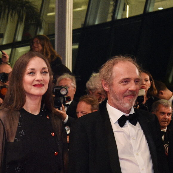 Marion Cotillard, Arnaud Desplechin - Montée des marches du film " Frère et Soeur " lors du 75ème Festival International du Film de Cannes. Le 20 mai 2022 © Giancarlo Gorassini / Bestimage 