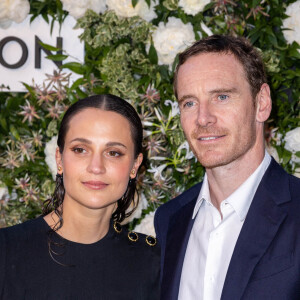 Alicia Vikander et son mari Michael Fassbender - Photocall du dîner Vanity Fair x Louis Vuitton chez Fred l'Ecailler lors du 75ème Festival International du Film de Cannes, le 20 mai 2022. © Olivier Borde / Bestimage 