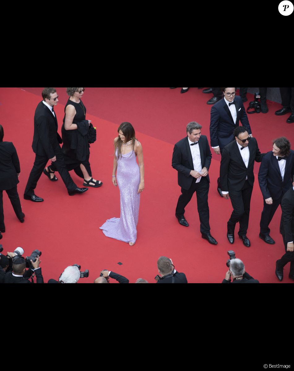 Carla Bruni - Sarkozy - Montée des marches du film " Triangle of Sadness (Sans filtre) " lors du 75ème Festival International du Film de Cannes. Le 21 mai 2022 © Pool / Bestimage