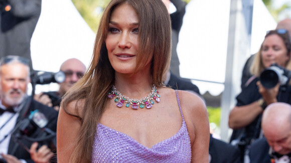 Cannes 2022 : Carla Bruni divine sirène qui fait une entorse au règlement sur le tapis rouge...