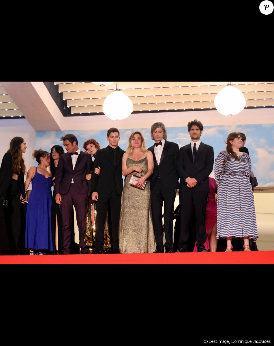 Léna Garrel, Sarah Henochsberg, Suzanne Lindon, Sofiane Bennacer, Clara Bretheau, Noham Edje, Valeria Bruni-Tedeschi, Micha Lescot, Louis Garrel, Liv Henneguier - Descente des marches du film "Les Amandiers" lors du 75e Festival de Cannes, le 22 mai 2022. © Dominique Jacovides / Bestimage