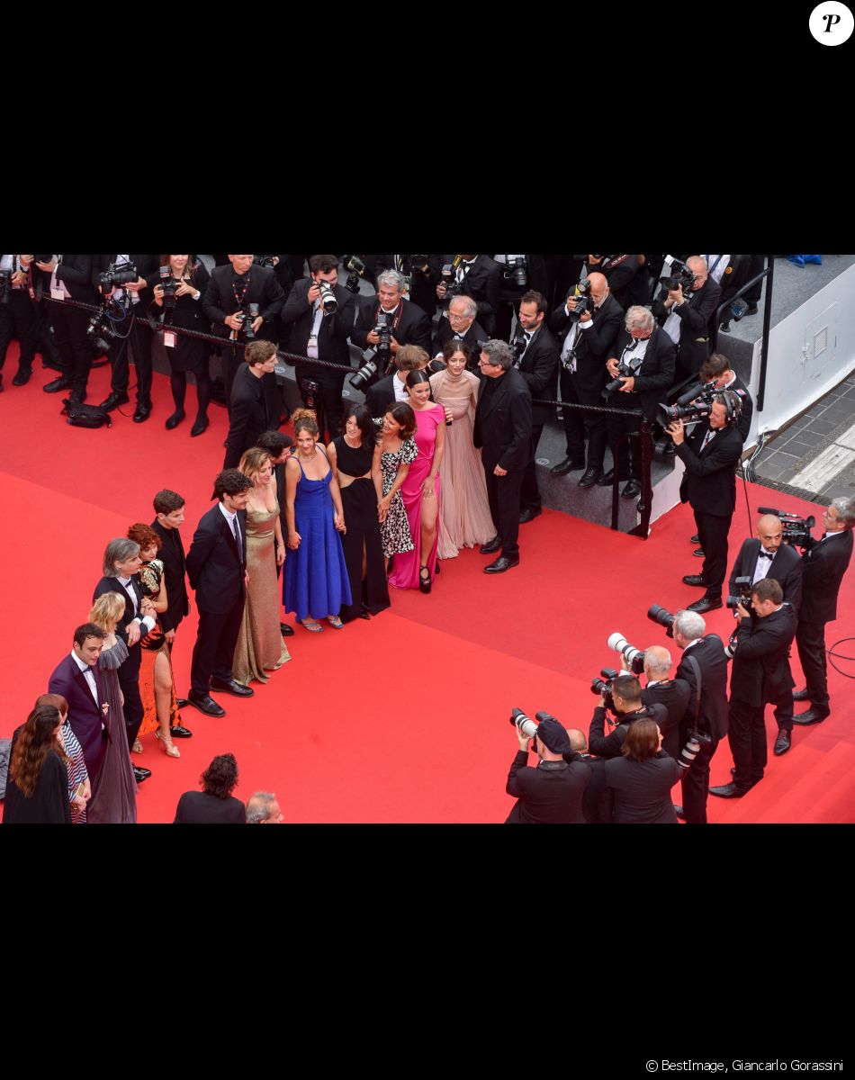 Patrick Sobelman, Alexia Chardard, Alexandra Henochsberg, Sarah Henochsberg, Valeria Bruni-Tedeschi, Suzanne Lindon, Vassili Schneider, Louis Garrel, Nadia Tereszkiewcz, Micha Lescot, Clara Bretheau, Lena Garrel, Oscar Lesage et Liv Henneguier - Montée des marches du film "Les Amandiers" lors du 75e Festival de Cannes. Le 22 mai 2022. © Giancarlo Gorassini / Bestimage