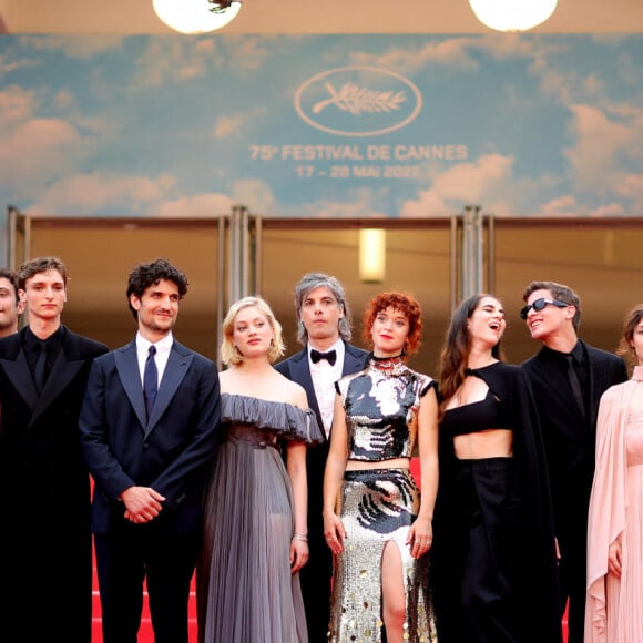 Alexandra Henochsberg, Sarah Henochsberg, Baptiste Carrion-Weiss, Valeria Bruni-Tedeschi, Suzanne Lindon, Sofiane Bennacer, Vassili Schneider, Louis Garrel, Nadia Tereszkiewcz, Micha Lescot, Clara Bretheau, Lena Garrel, Noham Edje, Eva Danino, Oscar Lesage et Liv Henneguier - Montée des marches du film "Les Amandiers" lors du 75e Festival de Cannes. Le 22 mai 2022. © Dominique Jacovides / Bestimage