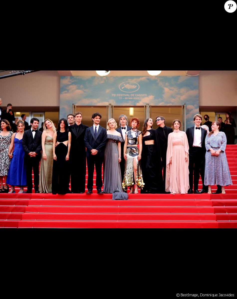 Alexandra Henochsberg, Sarah Henochsberg, Baptiste Carrion-Weiss, Valeria Bruni-Tedeschi, Suzanne Lindon, Sofiane Bennacer, Vassili Schneider, Louis Garrel, Nadia Tereszkiewcz, Micha Lescot, Clara Bretheau, Lena Garrel, Noham Edje, Eva Danino, Oscar Lesage et Liv Henneguier - Montée des marches du film "Les Amandiers" lors du 75e Festival de Cannes. Le 22 mai 2022. © Dominique Jacovides / Bestimage