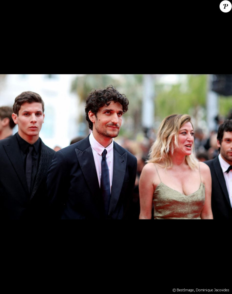 Noham Edje, Louis Garrel, Valeria Bruni-Tedeschi - Montée des marches du film "Les Amandiers" lors du 75e Festival de Cannes. © Dominique Jacovides / Bestimage