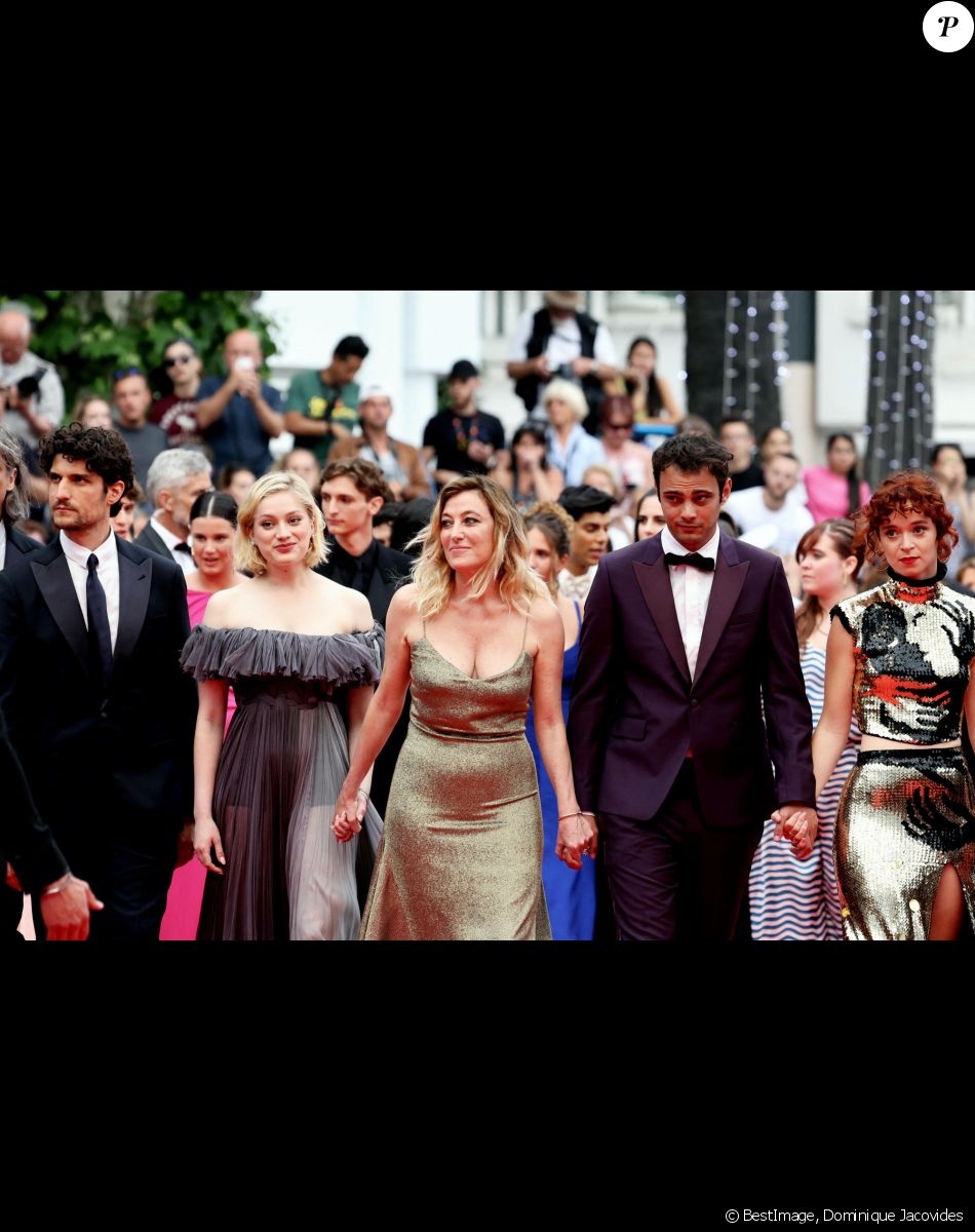 Louis Garrel, Nadia Tereszkiewcz, Valeria Bruni-Tedeschi, Sofiane Bennacer, Clara Bretheau - Montée des marches du film "Les Amandiers" lors du 75e Festival de Cannes. Le 22 mai 2022. © Dominique Jacovides / Bestimage