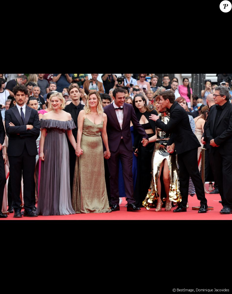 Louis Garrel, Nadia Tereszkiewcz, Valeria Bruni-Tedeschi, Sofiane Bennacer, Clara Bretheau - Montée des marches du film "Les Amandiers" lors du 75e Festival de Cannes. Le 22 mai 2022. © Dominique Jacovides / Bestimage