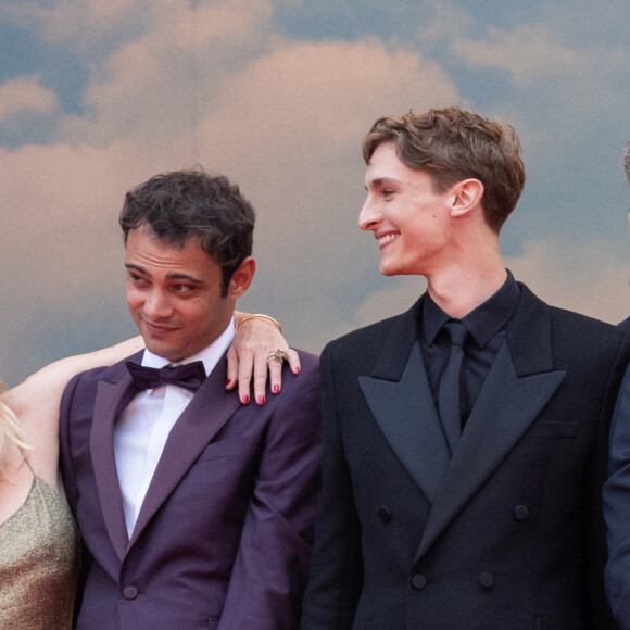 Suzanne Lindon, Valeria Bruni-Tedeschi, Sofiane Bennacer, Vassili Schneider, Micha Lescot, Louis Garrel - Montée des marches du film "Les Amandiers" lors du 75e Festival de Cannes. Le 22 mai 2022. © Olivier Borde / Bestimage