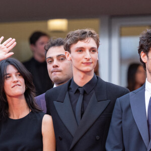 Baptiste Carrion-Weiss, Valeria Bruni-Tedeschi, Suzanne Lindon, Sofiane Bennacer, Vassili Schneider, Louis Garrel, Nadia Tereszkiewcz - Montée des marches du film "Les Amandiers" lors du 75e Festival de Cannes. Le 22 mai 2022. © Olivier Borde / Bestimage