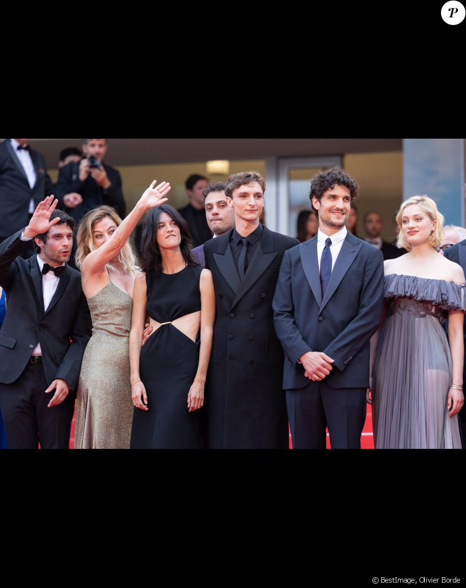 Baptiste Carrion-Weiss, Valeria Bruni-Tedeschi, Suzanne Lindon, Sofiane Bennacer, Vassili Schneider, Louis Garrel, Nadia Tereszkiewcz - Montée des marches du film "Les Amandiers" lors du 75e Festival de Cannes. Le 22 mai 2022. © Olivier Borde / Bestimage