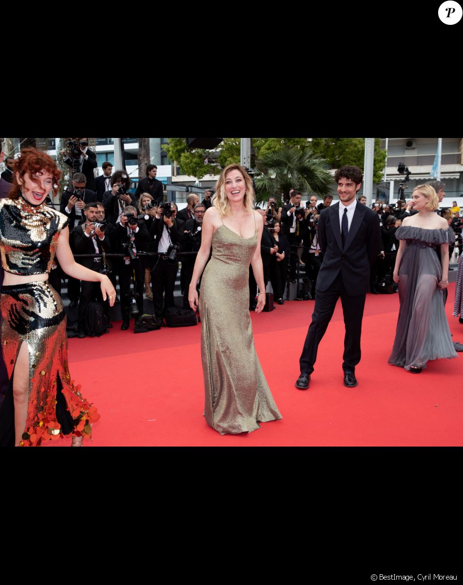 Clara Bretheau, Valeria Bruni-Tedeschi, Louis Garrel, Nadia Tereszkiewcz - Montée des marches du film "Les Amandiers" lors du 75e Festival de Cannes. Le 22 mai 2022. © Cyril Moreau / Bestimage