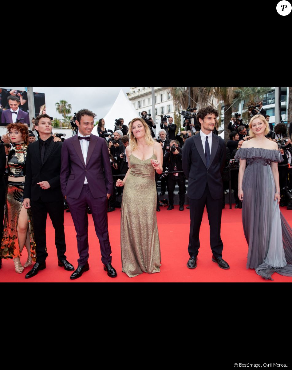 Clara Bretheau, Noham Edje, Sofiane Bennacer, Valeria Bruni-Tedeschi, Louis Garrel, Nadia Tereszkiewcz - Montée des marches du film "Les Amandiers" lors du 75e Festival de Cannes. Le 22 mai 2022. © Cyril Moreau / Bestimage