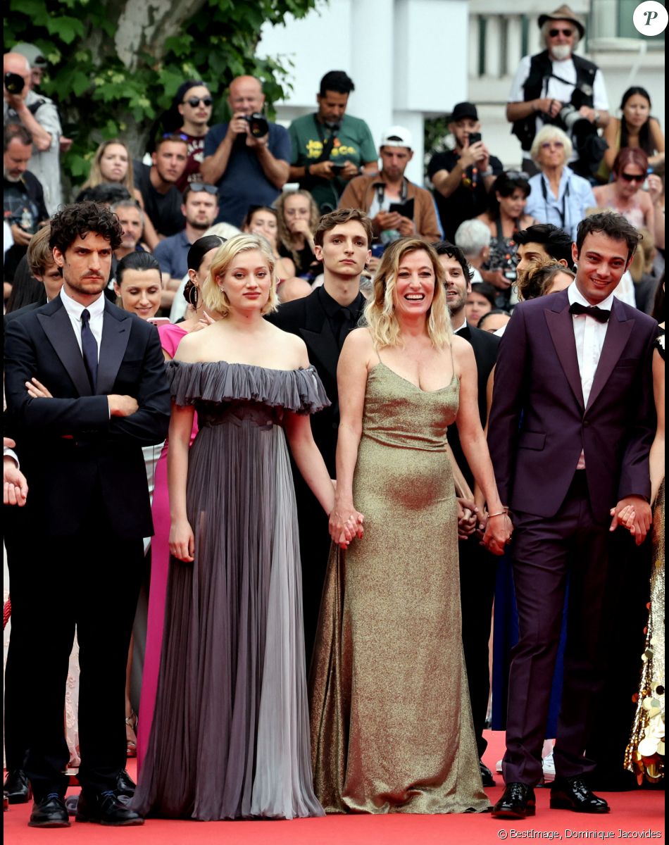 Louis Garrel, Nadia Tereszkiewcz, Valeria Bruni-Tedeschi, Sofiane Bennacer - Montée des marches du film "Les Amandiers" lors du 75e Festival de Cannes. Le 22 mai 2022. © Dominique Jacovides / Bestimage