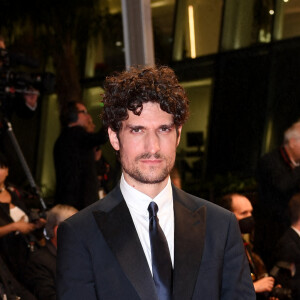 Louis Garrel - Descente des marches du film "Les Amandiers" lors du 75e Festival International du Film de Cannes. Le 22 mai 2022. © Rachid Bellak / Bestimage