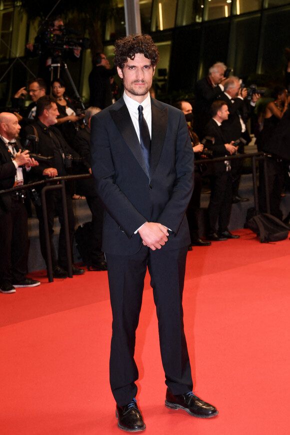 Louis Garrel - Descente des marches du film "Les Amandiers" lors du 75e Festival International du Film de Cannes. Le 22 mai 2022. © Rachid Bellak / Bestimage