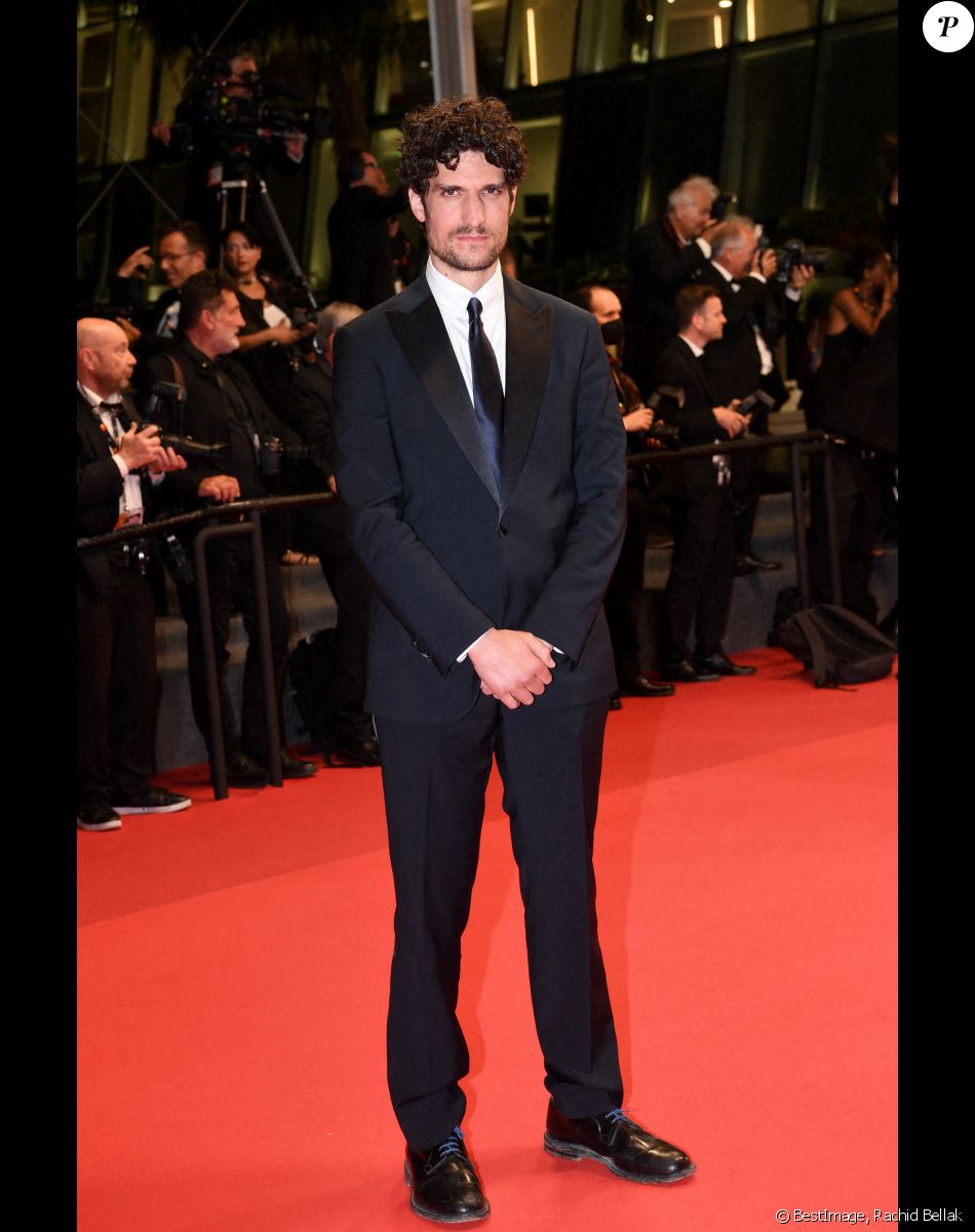 Louis Garrel - Descente des marches du film "Les Amandiers" lors du 75e Festival International du Film de Cannes. Le 22 mai 2022. © Rachid Bellak / Bestimage