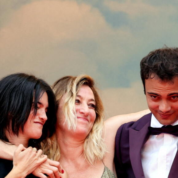 Baptiste Carrion-Weiss, Suzanne Lindon, Valeria Bruni-Tedeschi, Sofiane Bennacer, Vassili Schneider - Montée des marches du film "Les Amandiers" lors du 75e Festival International du Film de Cannes. Le 22 mai 2022. © Dominique Jacovides / Bestimage