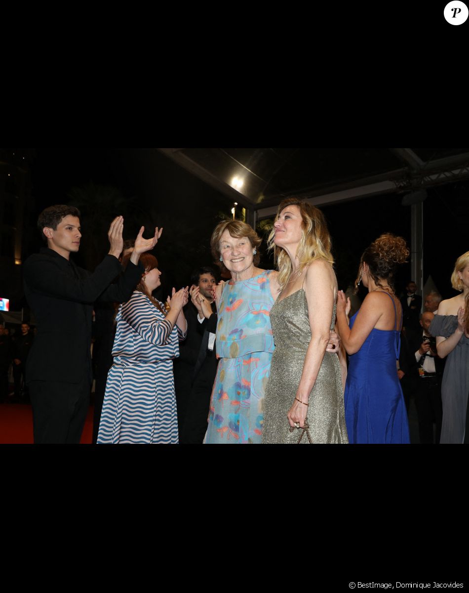 Noham Edje, Valeria Bruni Tedeschi et sa mère Marisa Borini - Descente des marches du film "Les Amandiers (Forever Young)" lors du 75e Festival de Cannes, le 22 mai 2022. © Dominique Jacovides / Bestimage