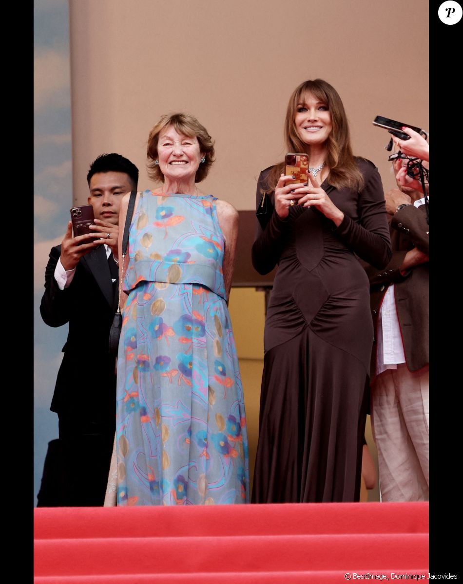 Carla Bruni-Sarkozy et sa mère Marisa Boroni - Montée des marches du film "Les Amandiers" lors du 75e Festival de Cannes. Le 22 mai 2022. © Dominique Jacovides / Bestimage