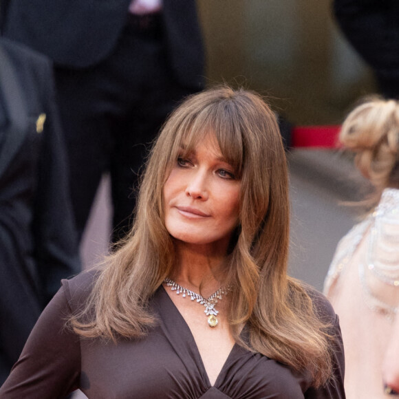 Carla Bruni-Sarkozy - Montée des marches du film "Les Amandiers" lors du 75e Festival de Cannes. Le 22 mai 2022. © Olivier Borde / Bestimage