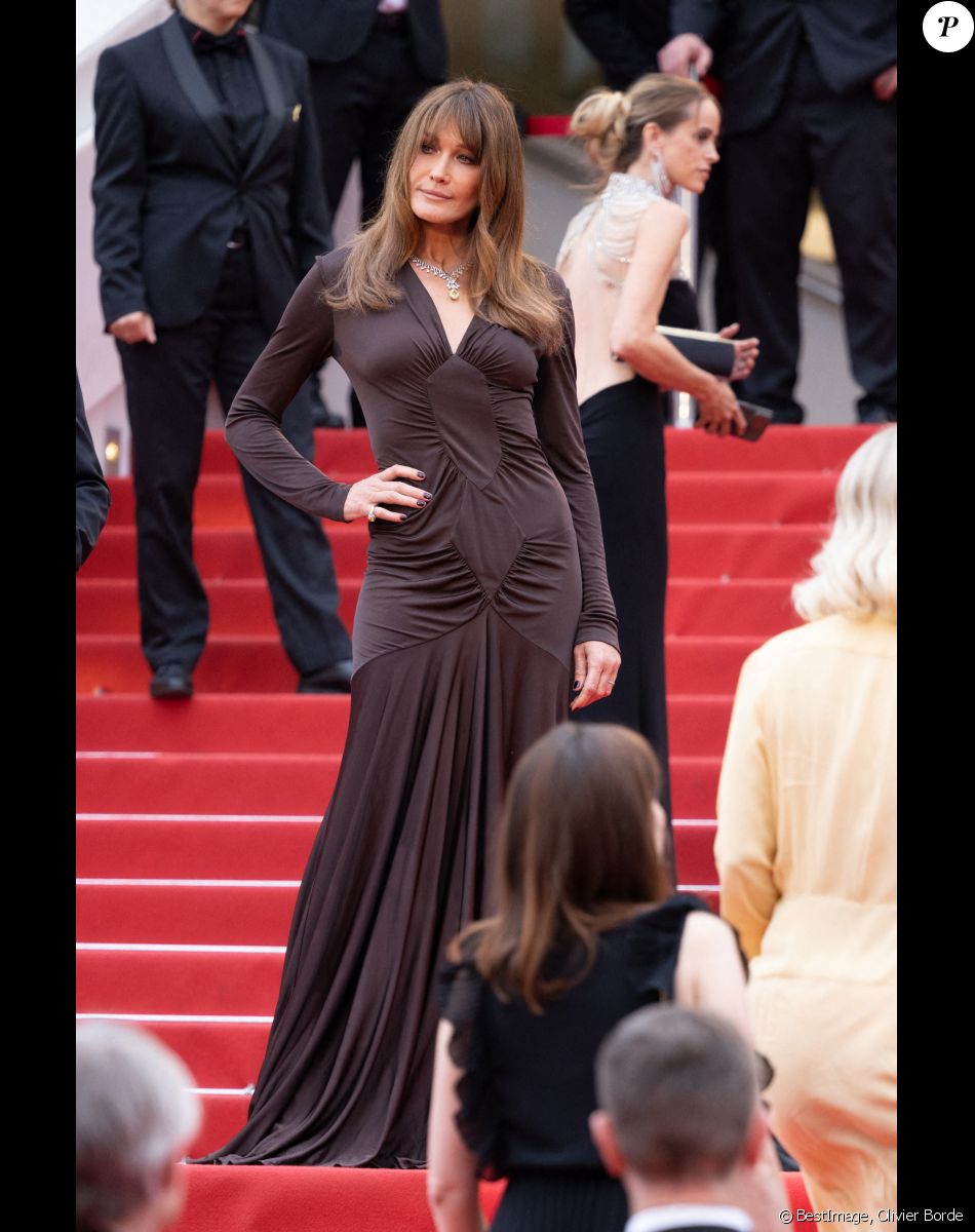Carla Bruni-Sarkozy - Montée des marches du film "Les Amandiers" lors du 75e Festival de Cannes. Le 22 mai 2022. © Olivier Borde / Bestimage