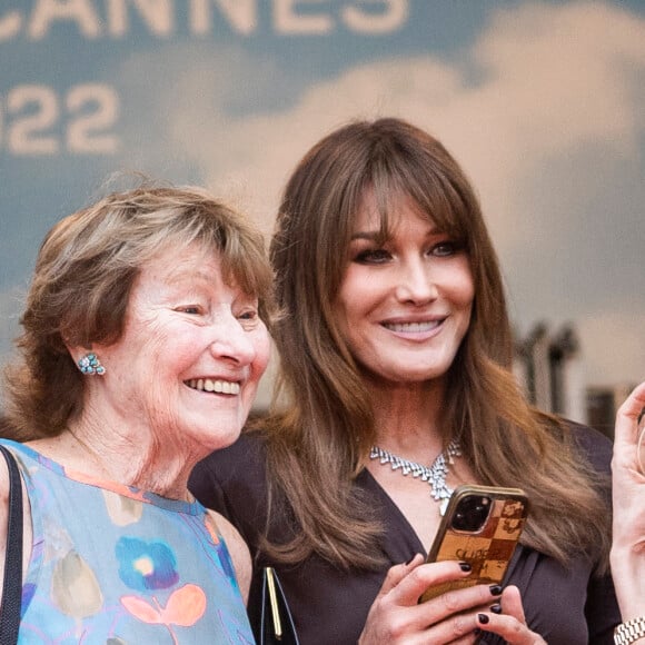 Carla Bruni-Sarkozy et sa mère Marisa Boroni - Montée des marches du film "Les Amandiers" lors du 75e Festival de Cannes. Le 22 mai 2022. © Cyril Moreau / Bestimage