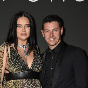 Adriana Lima (enceinte) et son compagnon Andre Lemmers - Photocall de la soirée "Women In Motion" par Kering au Château de la Castre lors du 75ème Festival International du Film de Cannes. Le 22 mai 2022 © Olivier Borde / Bestimage