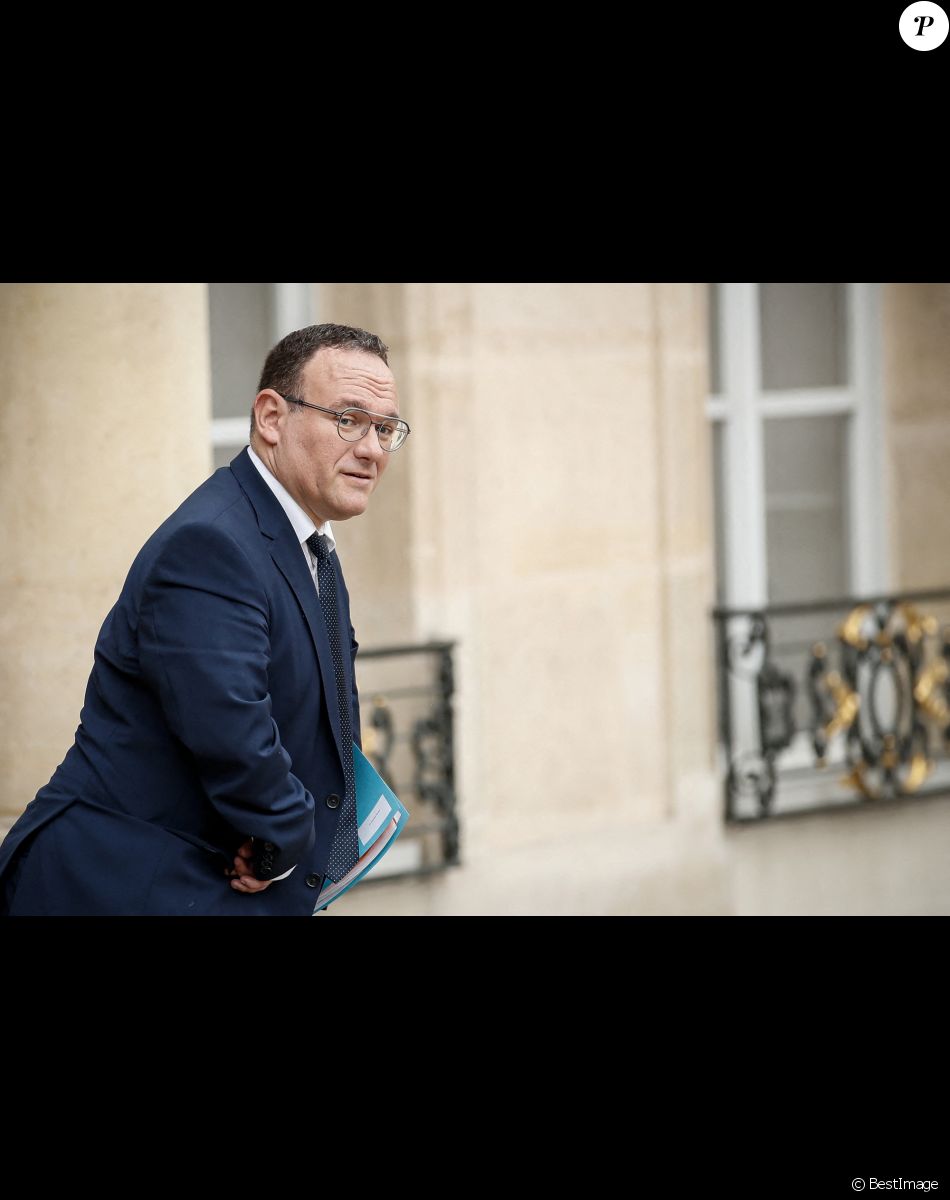 Damien Abad, ministre des Solidarités, de l'Autonomie et des Personnes handicapées à la sortie du premier conseil des ministres du gouvernement de la Première ministre, Elisabeth Borne, au palais de l'Elysée à Paris, France, le 23 mai 2022. © Aurelien Morissard/Panoramic/Bestimage