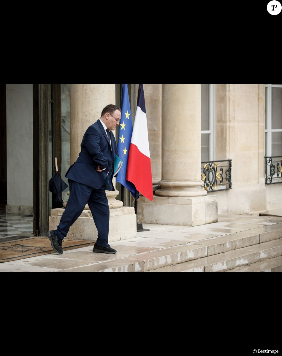 Damien Abad, ministre des Solidarités, de l'Autonomie et des Personnes handicapées à la sortie du premier conseil des ministres du gouvernement de la Première ministre, Elisabeth Borne, au palais de l'Elysée à Paris, France, le 23 mai 2022. © Aurelien Morissard/Panoramic/Bestimage