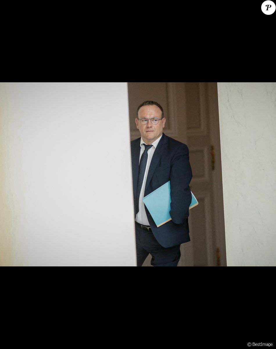 Damien Abad, ministre des Solidarités, de l'Autonomie et des Personnes handicapées à la sortie du premier conseil des ministres du gouvernement de la Première ministre, Elisabeth Borne, au palais de l'Elysée à Paris, France, le 23 mai 2022. © Aurelien Morissard/Panoramic/Bestimage