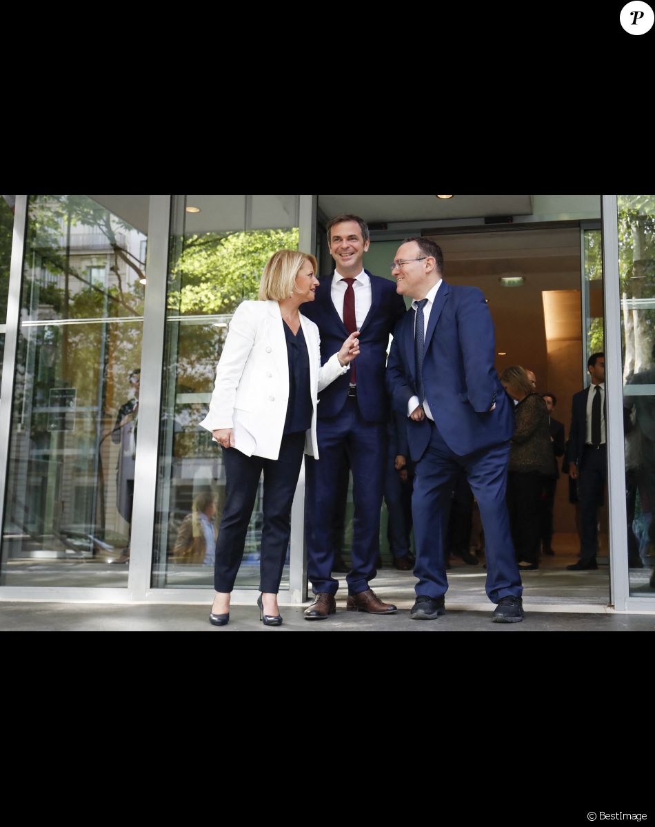 Passation de pouvoirs d'Olivier Véran avec Brigitte Bourguignon, nouvelle ministre de la Santé et de la Prévention et Damien Abad, nouveau ministre des Solidarités, de l'Autonomie et des Personnes handicapées, en présence de Sophie Cluzel. Paris, le 21 mai 2022.