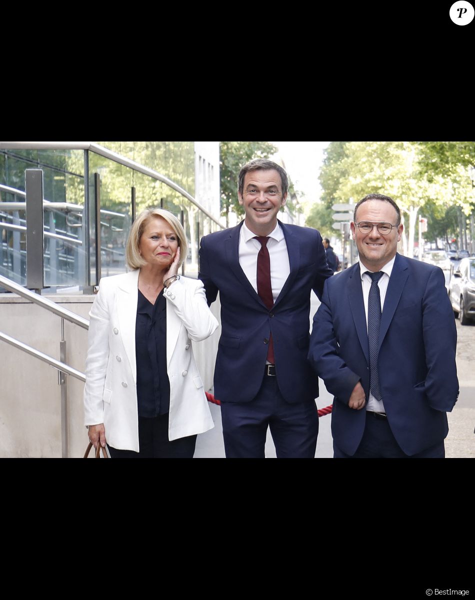 Passation de pouvoirs d'Olivier Véran avec Brigitte Bourguignon, nouvelle ministre de la Santé et de la Prévention et Damien Abad, nouveau ministre des Solidarités, de l'Autonomie et des Personnes handicapées, en présence de Sophie Cluzel. Paris, le 21 mai 2022.