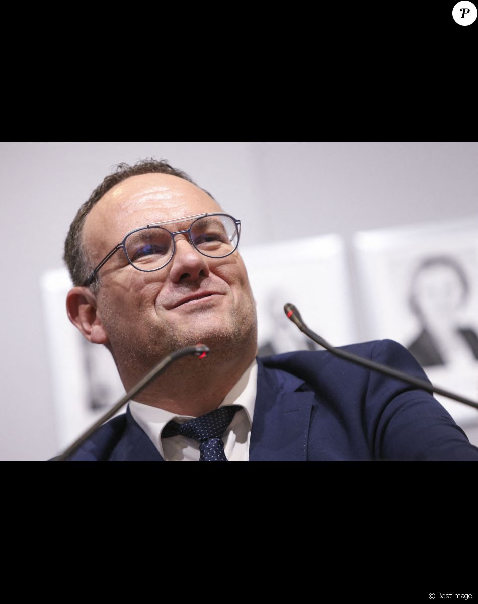 Passation de pouvoirs d'Olivier Véran avec Brigitte Bourguignon, nouvelle ministre de la Santé et de la Prévention et Damien Abad, nouveau ministre des Solidarités, de l'Autonomie et des Personnes handicapées, en présence de Sophie Cluzel. Paris, le 21 mai 2022.