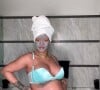 Rihanna enceinte se fait un soin du visage en petite tenue dans sa salle de bain pour le plus grand plaisir de ses fans le 7 mai 2022.