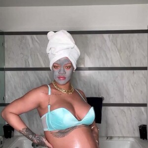 Rihanna enceinte se fait un soin du visage en petite tenue dans sa salle de bain pour le plus grand plaisir de ses fans le 7 mai 2022.
